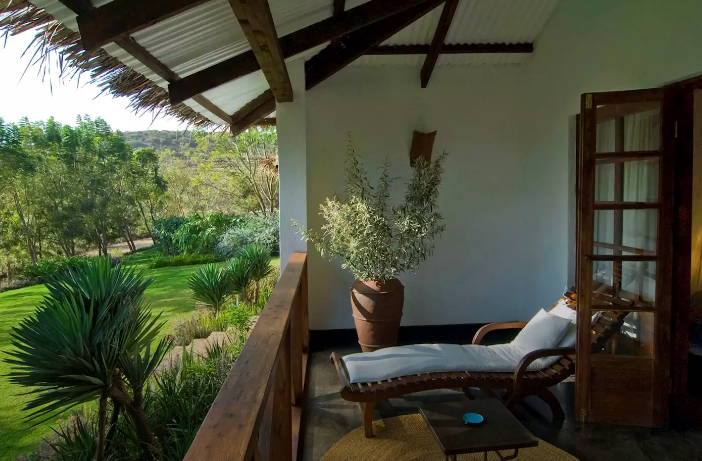 plantation lodge balcony - luxury safari tour